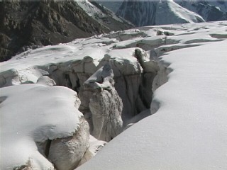 Трещины неглубокие, но извилистые, заполненные водой